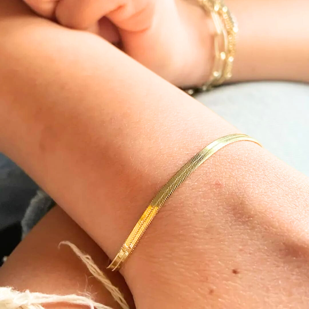 Golden Chain Bracelet – Minimalist Style, Timeless Glow